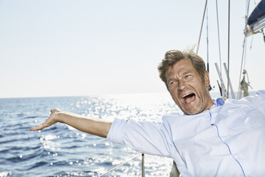 Porträt eines schreienden Mannes auf seinem Segelboot - PDF01187
