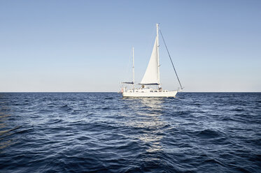 Mann auf seinem Segelboot auf dem Meer - PDF01212