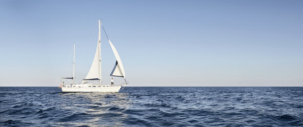 Mann auf seinem Segelboot auf dem Meer - PDF01214