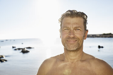 Portrait of smiling man in front of the sea - PDF01224