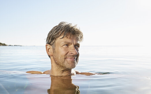 Porträt eines lächelnden Mannes beim Baden im Meer - PDF01226