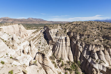 USA, New Mexico, Pajarito Plateau, Sandoval County, Kasha-Katuwe Tent Rocks National Monument, Blick auf das Wüstental mit bizarren Felsformationen - FOF09183