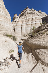 USA, New Mexico, Pajarito Plateau, Sandoval County, Kasha-Katuwe Tent Rocks National Monument, Tourist in Wüstental mit bizarren Felsformationen - FOF09186