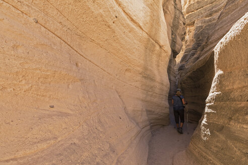 USA, New Mexico, Pajarito Plateau, Sandoval County, Kasha-Katuwe Tent Rocks National Monument, Tourist im Slot Canyon - FOF09192