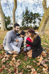 Glückliche Familie im herbstlichen Park - MGOF03182