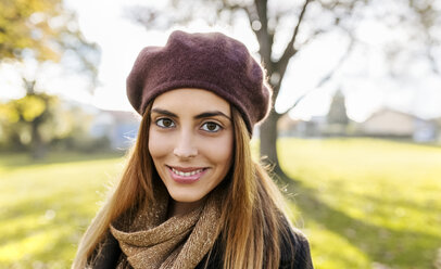 Portrait of smiling young woman wearing beret in autumn - MGOF03203