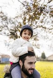 Porträt eines glücklichen kleinen Mädchens auf den Schultern ihres Vaters - MGOF03206