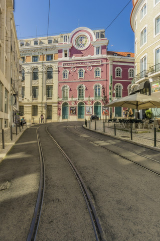 Portugal, Lissabon, Straße mit Straßenbahn, lizenzfreies Stockfoto