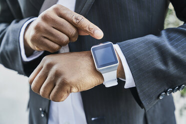 Älterer Geschäftsmann trägt Smartwatch - FMKF03823