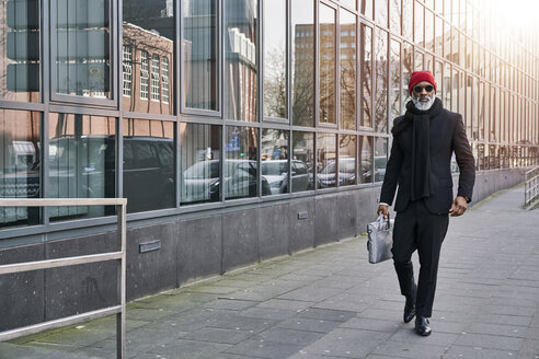 Älterer Geschäftsmann auf der Straße - FMKF03832