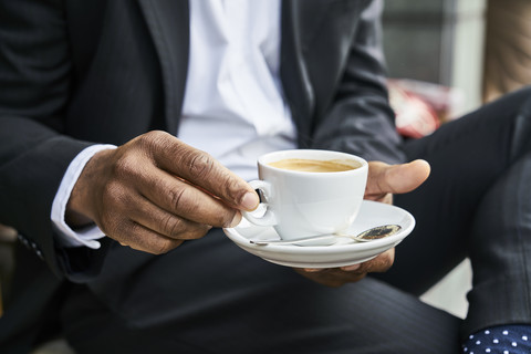 Mann sitzt im Café und trinkt Kaffee, lizenzfreies Stockfoto