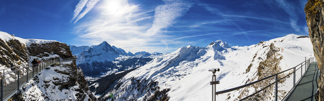 Schweiz, Kanton Bern, Grindelwald, Blick vom First Cliff Walk auf den Eiger und den Berghang des Reeti - AMF05361