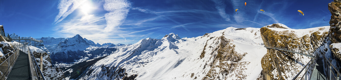Schweiz, Kanton Bern, Grindelwald, Blick vom First Cliff Walk auf den Eiger und den Berghang des Reeti - AMF05366