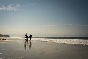 Mexico, Riviera Nayarit, family walking on the beach - ABAF02148