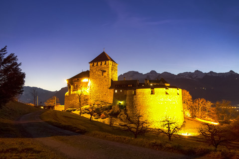 Liechtenstein, Vaduz, Schloss Vaduz zur blauen Stunde, lizenzfreies Stockfoto