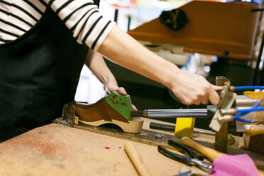 Nahaufnahme einer Holzschuhmacherin bei der Arbeit in ihrer Werkstatt - VABF01308