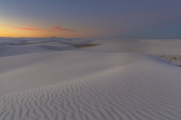 USA, New Mexico, Chihuahua-Wüste, White Sands National Monument, Landschaft bei Sonnenaufgang - FOF09194