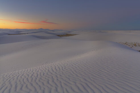 USA, New Mexico, Chihuahua-Wüste, White Sands National Monument, Landschaft bei Sonnenaufgang - FOF09194
