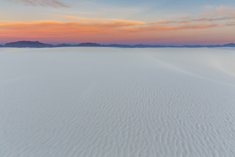 USA, New Mexico, Chihuahua-Wüste, White Sands National Monument, Landschaft bei Sonnenaufgang, lizenzfreies Stockfoto