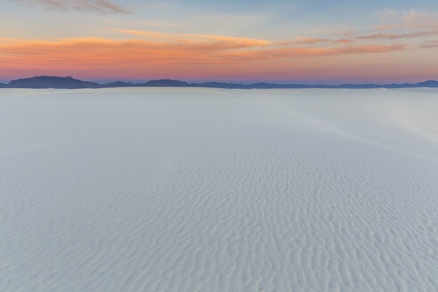 USA, New Mexico, Chihuahua-Wüste, White Sands National Monument, Landschaft bei Sonnenaufgang - FOF09195