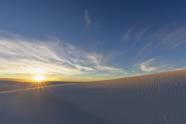 USA, New Mexico, Chihuahua-Wüste, White Sands National Monument, Landschaft bei Sonnenaufgang - FOF09198