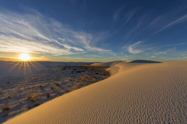 USA, New Mexico, Chihuahua-Wüste, White Sands National Monument, Landschaft bei Sonnenaufgang - FOF09200