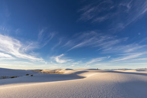 USA, New Mexico, Chihuahua-Wüste, White Sands National Monument, Landschaft mit Mensch - FOF09206