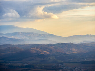 Italien, Umbrien, Gubbio, Apennin im Winter - LOMF00534