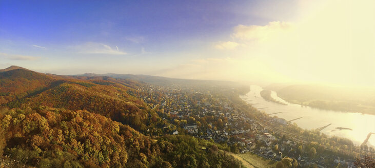 Deutschland, Königswinter, Blick vom Drachenfels auf den Rhein und Bad Honnef - GWF05178