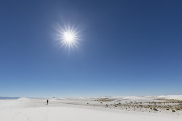 USA, New Mexico, Chihuahua-Wüste, White Sands National Monument, Landschaft mit Mensch - FOF09211