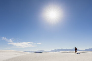 USA, New Mexico, Chihuahua-Wüste, White Sands National Monument, Frau wandert auf Düne - FOF09213