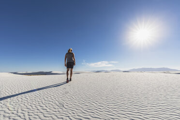 USA, New Mexico, Chihuahua-Wüste, White Sands National Monument, Frau wandert auf Düne - FOF09214