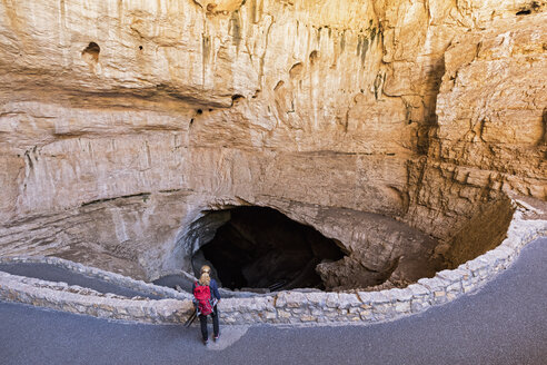 USA, New Mexico, Carlsbad Caverns, Tourist standing at entrance - FOF09222