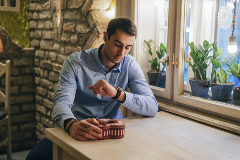 Waiting man with Valentine gift - MOMF00079