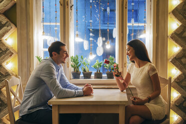 Young couple in a restaurant at Valentine's Day - MOMF00085