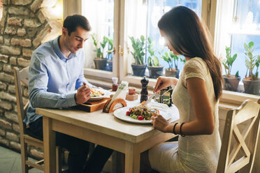 Ehepaar beim Abendessen in einem Restaurant - MOMF00097