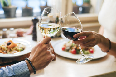 Couple toasting with wine, close-up - MOMF00099