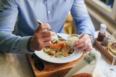 Mann beim Abendessen in einem Restaurant, Teilansicht - MOMF00102