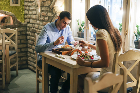 Ehepaar beim Abendessen in einem Restaurant, lizenzfreies Stockfoto