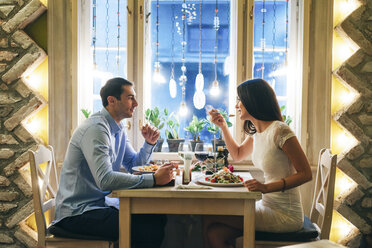 Ehepaar beim Abendessen in einem Restaurant - MOMF00104