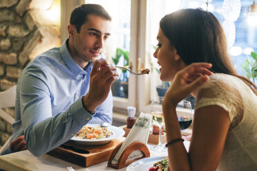 Ehepaar beim Abendessen in einem Restaurant - MOMF00105