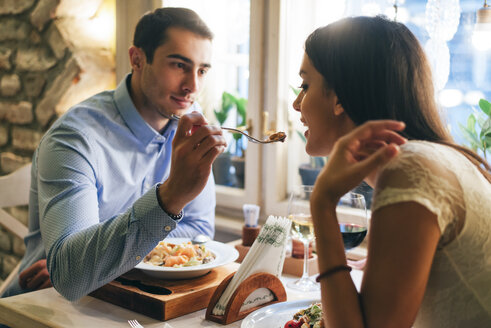 Couple having dinner in a restaurant - MOMF00105