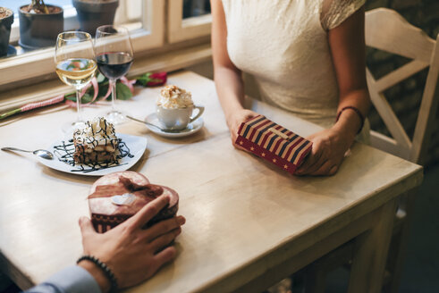 Pärchen mit Valentinsgeschenken, Teilansicht - MOMF00110