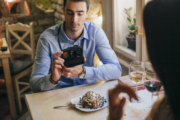 Mann macht Sofortfotos von seiner Freundin - MOMF00111