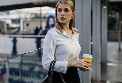 Porträt einer Geschäftsfrau mit Kaffee zum Mitnehmen - MOMF00121
