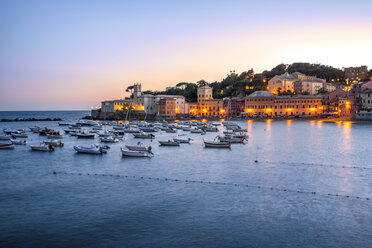 Italien, Ligurien, Sestri Levante in der Abenddämmerung - PUF00625