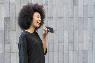 Porträt einer jungen Frau am Telefon - KKAF00708