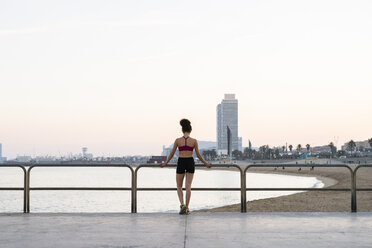 Spanien, Barcelona, Rückenansicht einer jungen Joggerin - KKAF00721