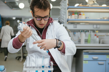 Laboratory technician taking samples in lab - ZEDF00558