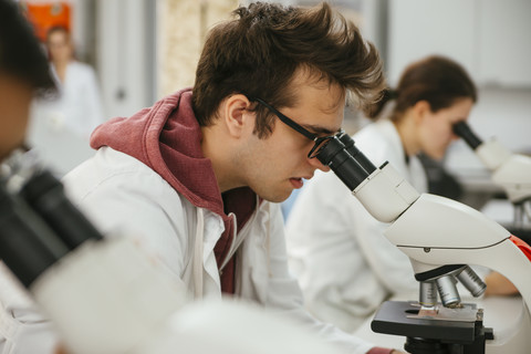 Laboranten, die Mikroskope im Labor benutzen, lizenzfreies Stockfoto